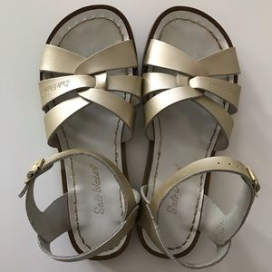 Women’s gold Saltwater Sandals, size 5 (fits like a U.S. size 7-7.5)